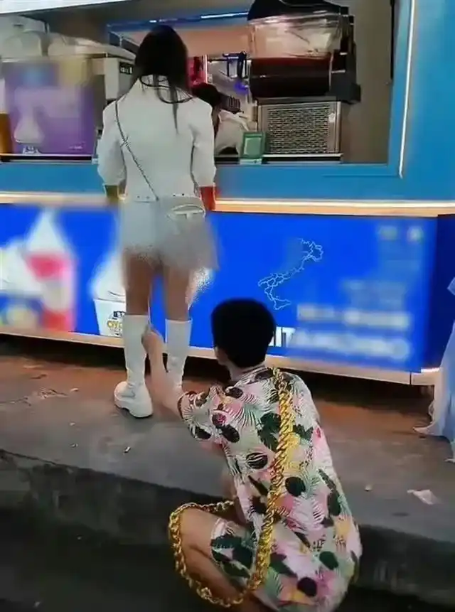 祁天道用竹签戳女性屁股被拘_快手网红黑料曝光视频,_2024年网红黑榜