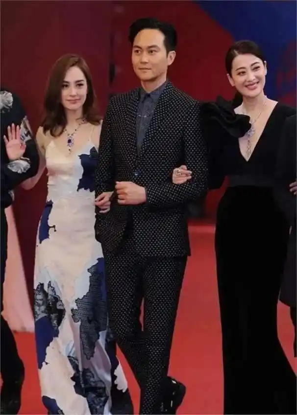 身材娇小气质出众女明星_小个子美女惊艳合照_小骨架女明星