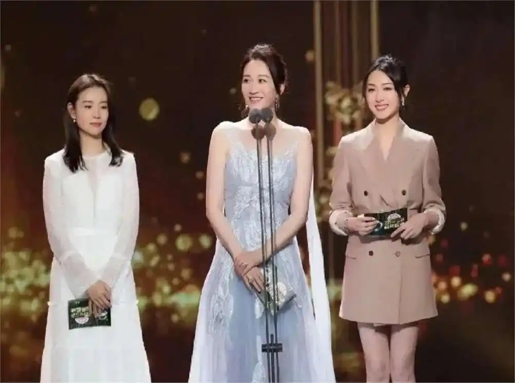 小个子美女惊艳合照_小骨架女明星_身材娇小气质出众女明星
