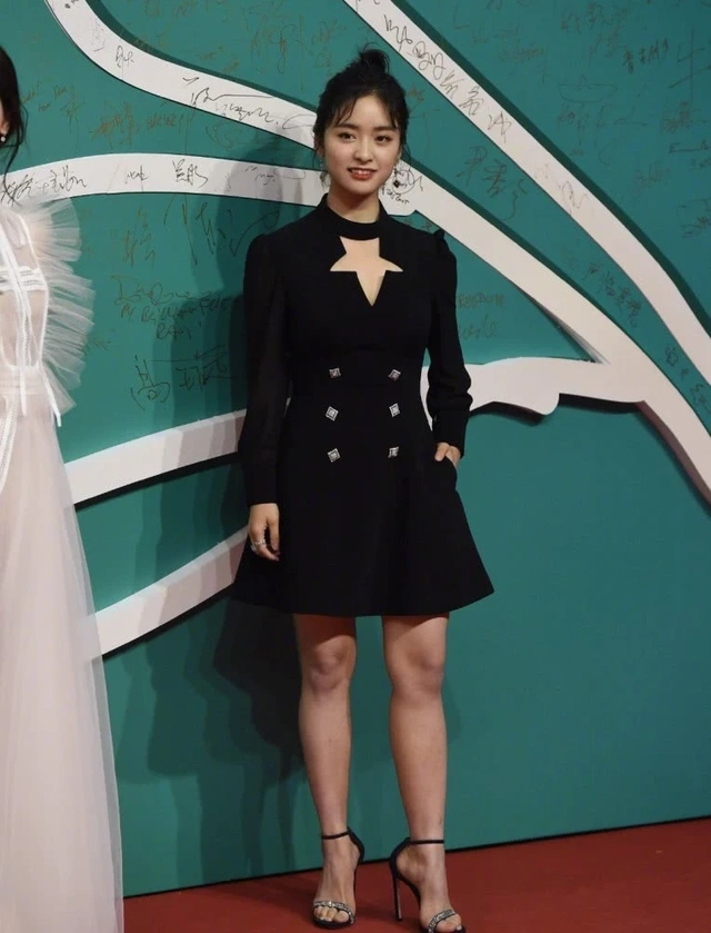 女明星红毯造型_小骨架女明星_杨紫红毯造型失败